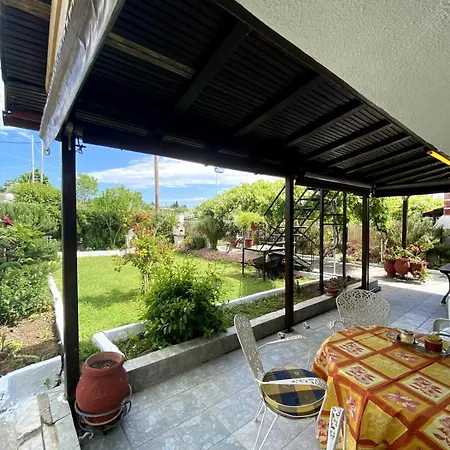 Дом отдыха Cozy Retreat By The Sea Неа-Ираклия