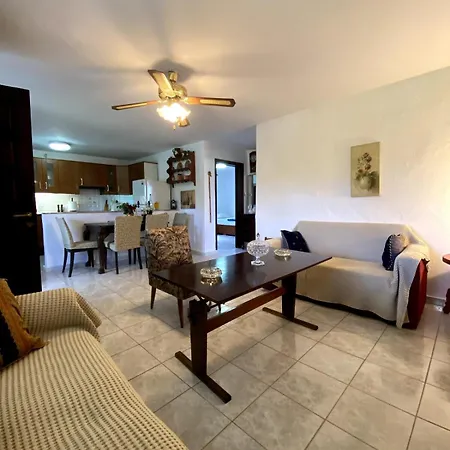 Cozy Retreat By The Sea *