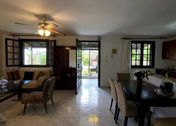 Dom wakacyjny Cozy Retreat By The Sea Nea Iraklia
