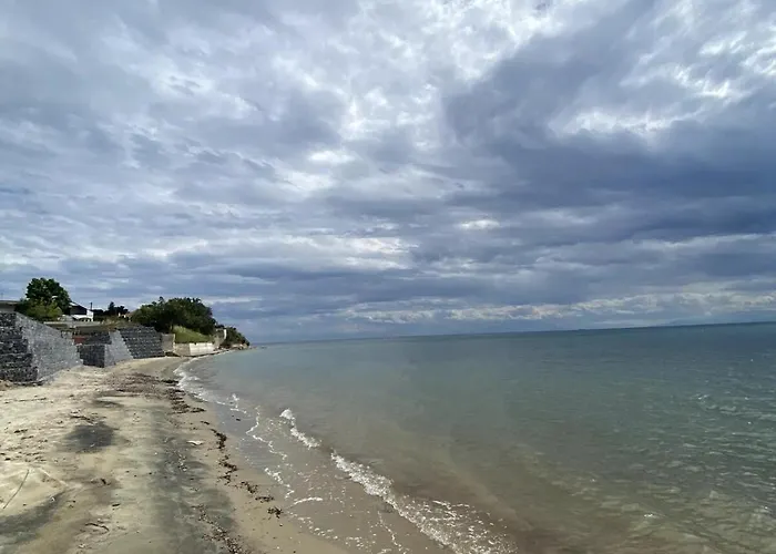 Dom wakacyjny Cozy Retreat By The Sea Nea Iraklia